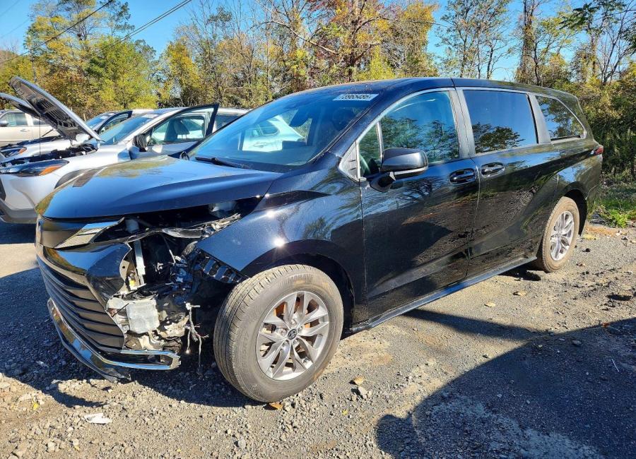 Salvage 2024 Toyota Sienna  in Black