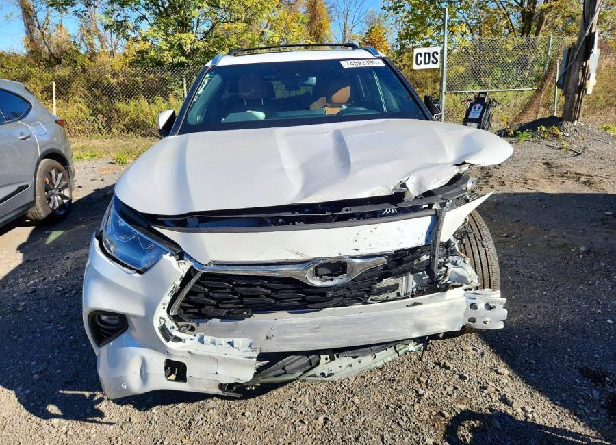 Salvage 2025 Toyota Highlander Hybrid Platinum in White