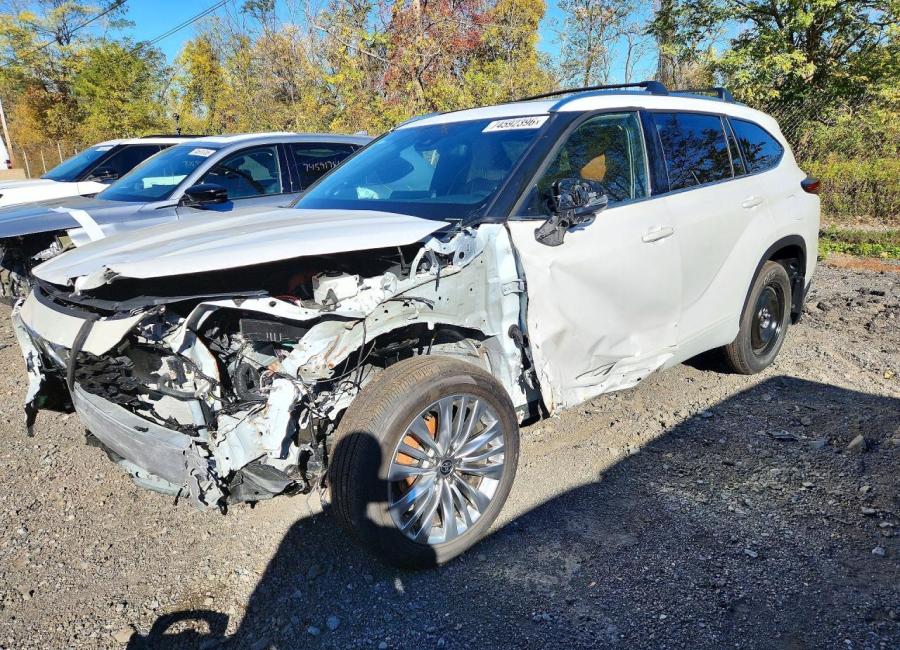 Salvage 2025 Toyota Highlander Hybrid Platinum in White