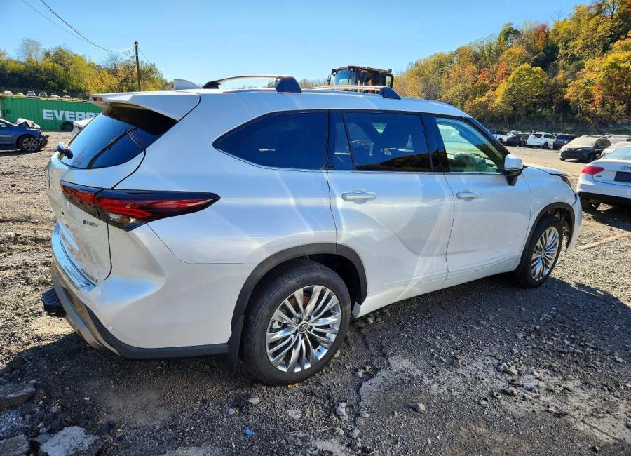 Salvage 2025 Toyota Highlander Hybrid Platinum in White