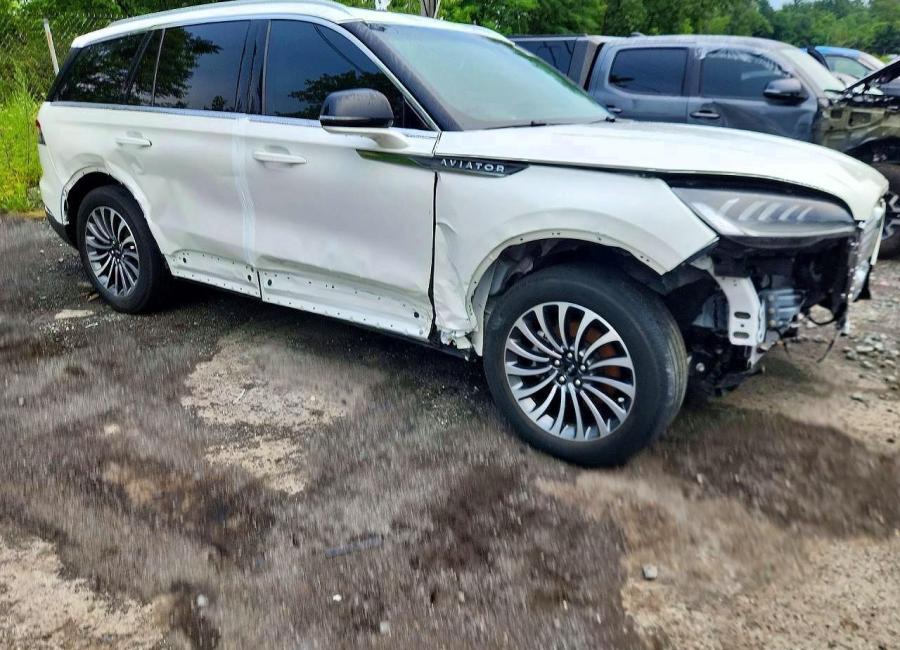 Salvage 2023 Lincoln Aviator  in White