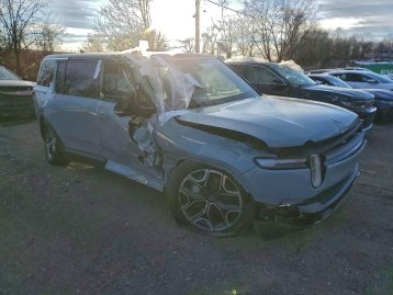 Salvage 2025 Rivian R1S ADVENTURE