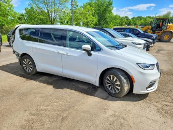 Salvage 2023 Chrysler Pacifica HYBRID TOURING L