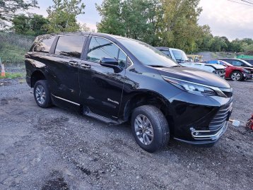 Salvage 2024 Toyota Sienna BRAUNABILITY
