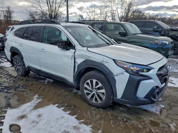 2025 Subaru Outback  в White - вид спереди под углом - Инвентарь BidGoDrive