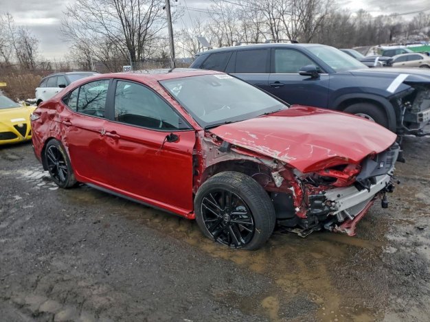 2025 Toyota Camry XSE в Burgundy - вид спереди под углом - Инвентарь BidGoDrive