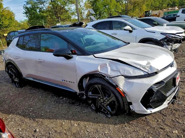 2025 Chevrolet Equinox RS в White - вид спереди под углом - Инвентарь BidGoDrive