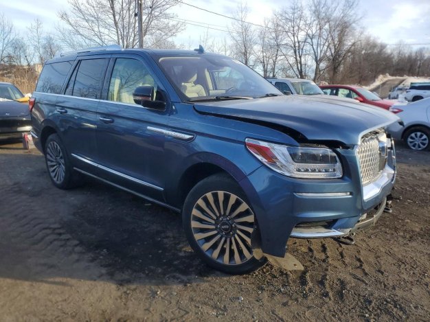2020 Lincoln Navigator  в Blue - вид спереди под углом - Инвентарь BidGoDrive