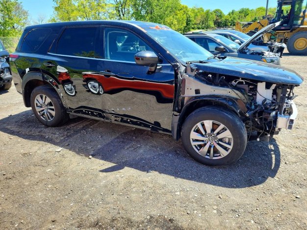 2025 Nissan Pathfinder  в Black - вид спереди под углом - Инвентарь BidGoDrive