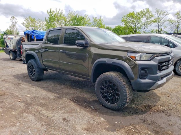 2023 Chevrolet Colorado TRAIL BOSS в Brown - вид спереди под углом - Инвентарь BidGoDrive