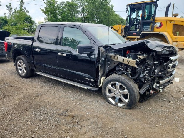 2023 Ford F150  в Black - вид спереди под углом - Инвентарь BidGoDrive