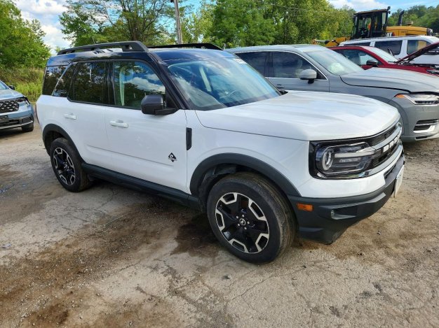 2022 Ford Bronco Sport OUTER BANKS в White - вид спереди под углом - Инвентарь BidGoDrive
