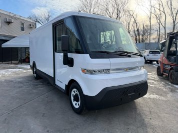 2025 chevrolet brightdrop 600 in White - Front Three-Quarter View - BidGoDrive Inventory