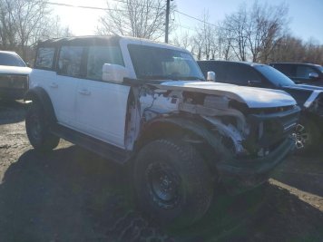 2025 ford bronco OUTER BANKS in White - Front Three-Quarter View - BidGoDrive Inventory